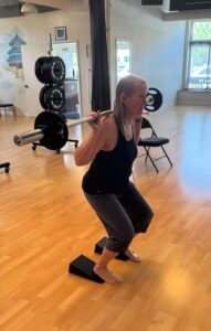 Sylvia doing a shoulder press starting in the Onero exercise program